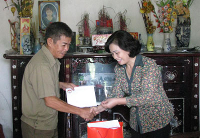 Phó Chủ tịch Uỷ ban Trung ương MTTQ Việt Nam Bùi Thị Thanh tặng quà các đối tượng chính sách tại Hưng Yên
